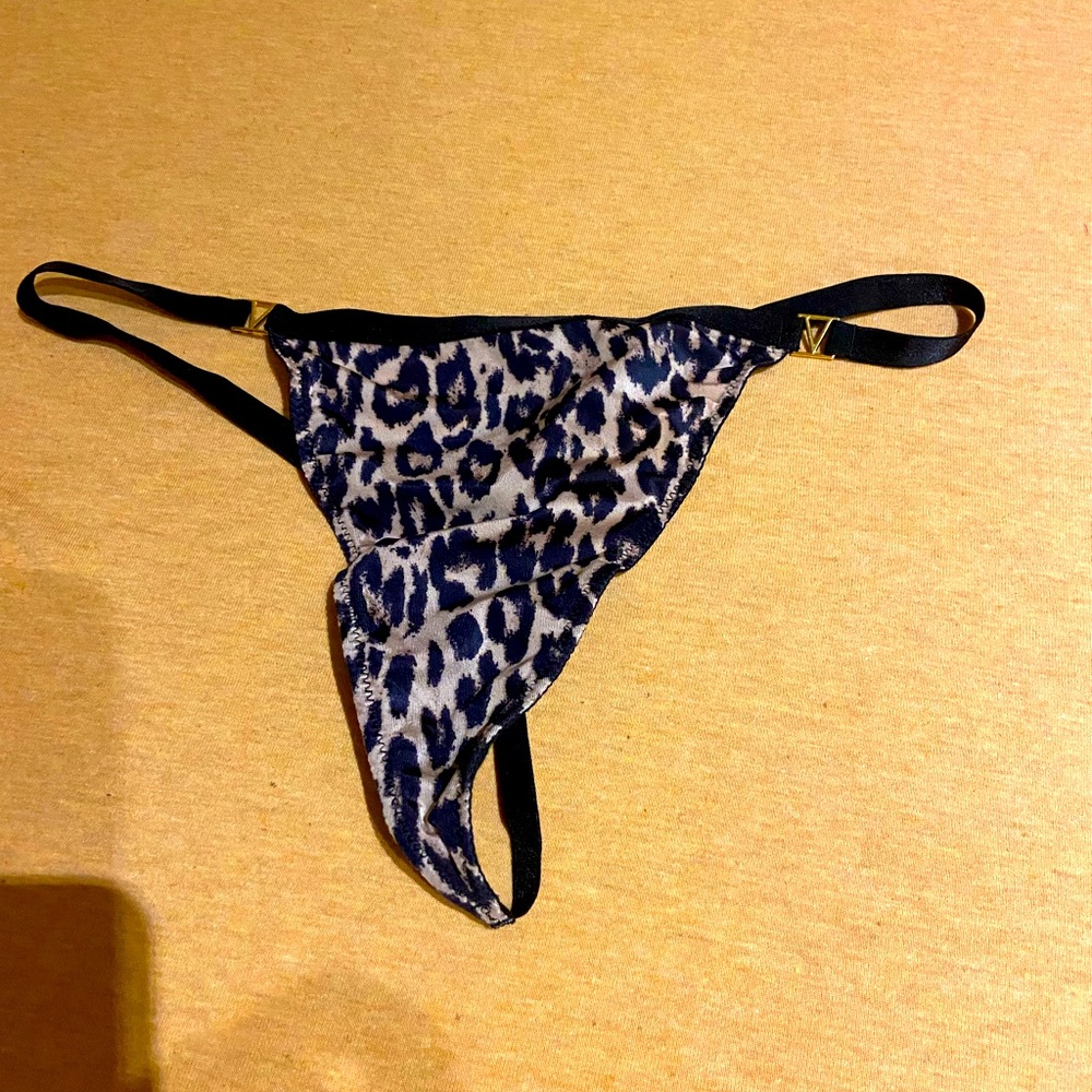 NWT VS Cheetah Print Satin V-String
Secretul Victoriei